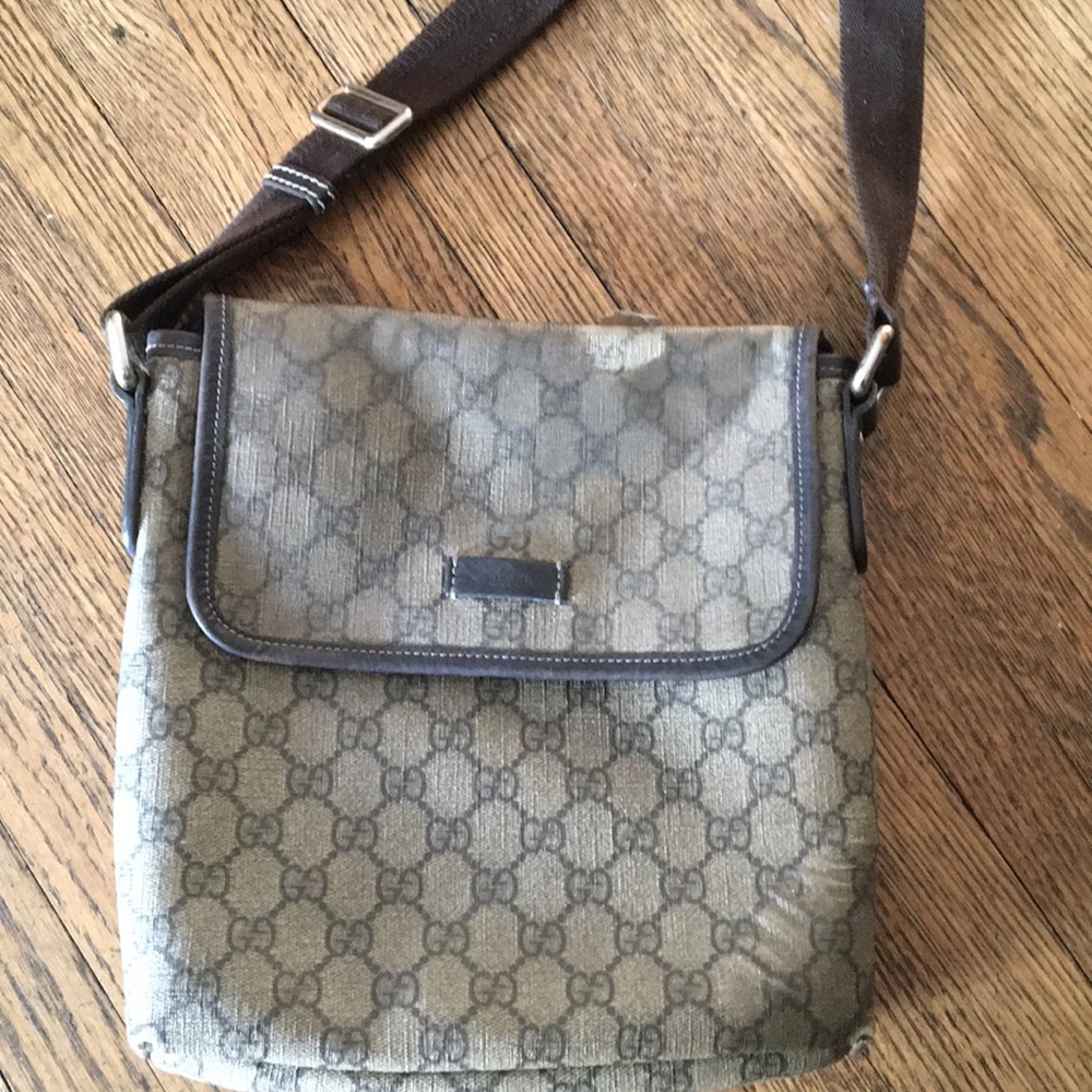 AUTHENTIC CROSS BODY GUCCI PURSE